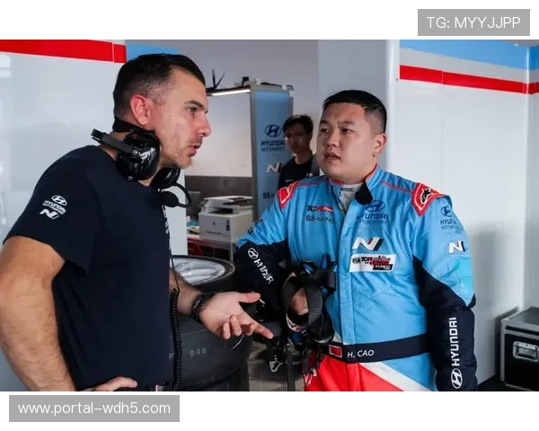 雨中激战展现选手卓越风向判断与精湛船只操控技艺